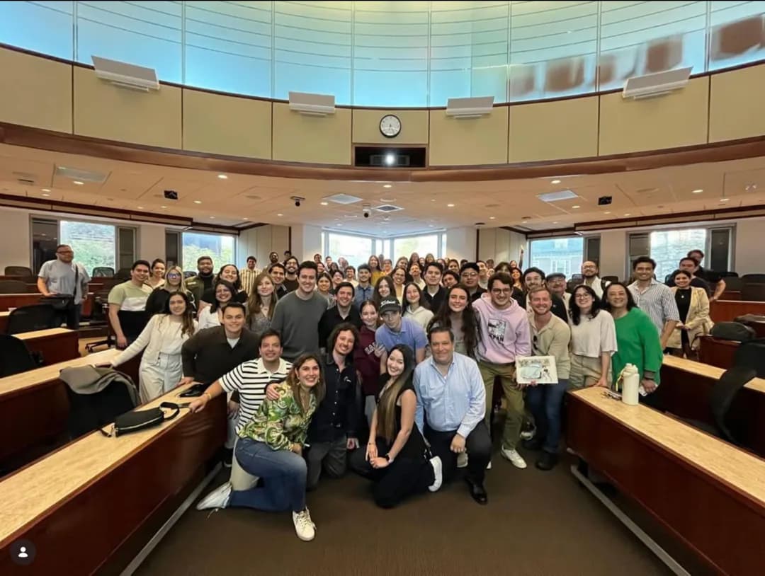 Conferencia de Graduación Latina con Luisito Comunica en Harvard