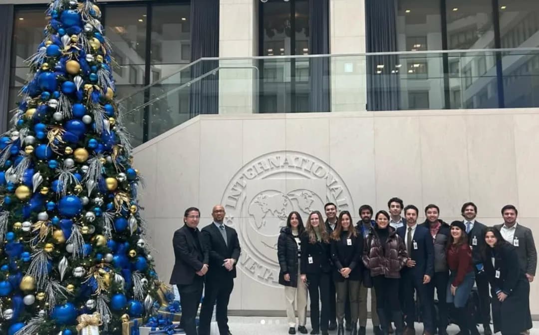 Visita al FMI con árbol de Navidad azul y dorado